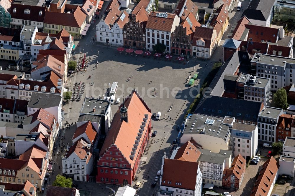 Greifswald aus der Vogelperspektive: Platz- Ensemble Markt mit Rathaus im Altstadtbereich und Innenstadtzentrum in Greifswald im Bundesland Mecklenburg-Vorpommern, Deutschland