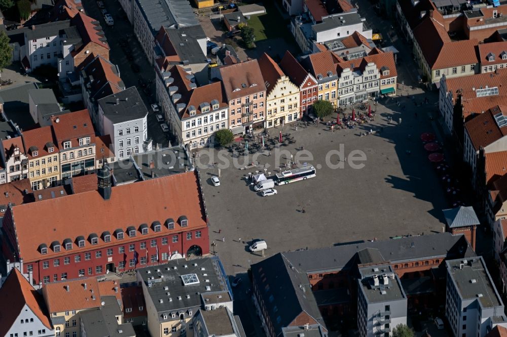 Luftbild Greifswald - Platz- Ensemble Markt mit Rathaus im Altstadtbereich und Innenstadtzentrum in Greifswald im Bundesland Mecklenburg-Vorpommern, Deutschland