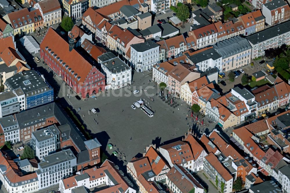 Greifswald von oben - Platz- Ensemble Markt mit Rathaus im Altstadtbereich und Innenstadtzentrum in Greifswald im Bundesland Mecklenburg-Vorpommern, Deutschland