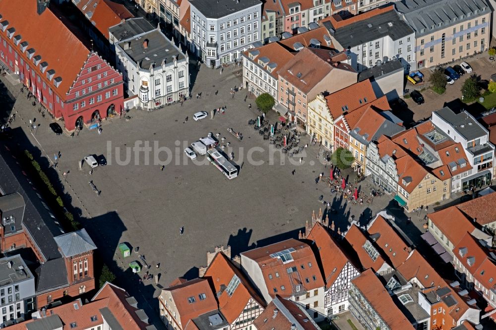 Luftaufnahme Greifswald - Platz- Ensemble Markt mit Rathaus im Altstadtbereich und Innenstadtzentrum in Greifswald im Bundesland Mecklenburg-Vorpommern, Deutschland