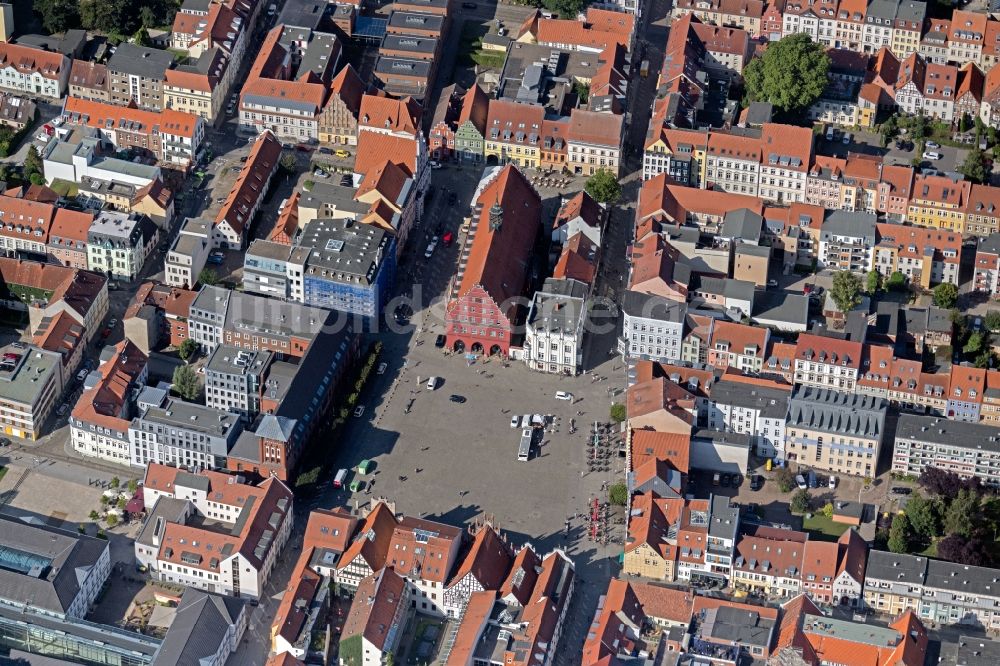 Greifswald von oben - Platz- Ensemble Markt mit Rathaus im Altstadtbereich und Innenstadtzentrum in Greifswald im Bundesland Mecklenburg-Vorpommern, Deutschland