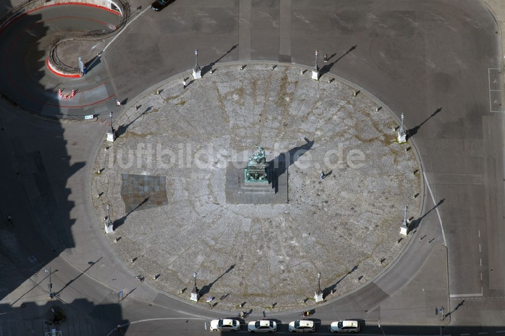 Luftaufnahme München - Platz- Ensemble Max-Joseph-Platz im Stadtteil Altstadt in München im Bundesland Bayern, Deutschland