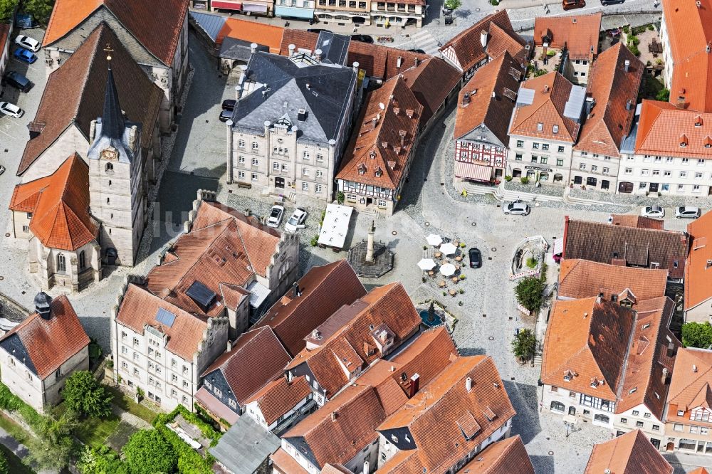 Marktrodach von oben - Platz- Ensemble Melchior-Otto-Platz mit der Stadtpfarrkirche St,Johannes der Täufer in Marktrodach im Bundesland Bayern, Deutschland