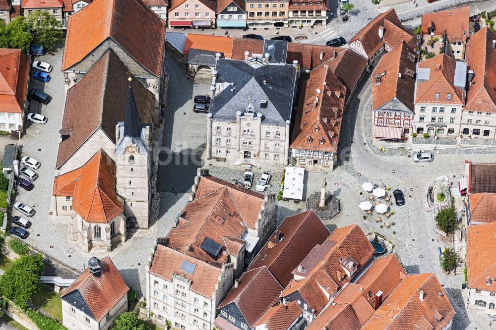 Marktrodach aus der Vogelperspektive: Platz- Ensemble Melchior-Otto-Platz mit der Stadtpfarrkirche St,Johannes der Täufer in Marktrodach im Bundesland Bayern, Deutschland