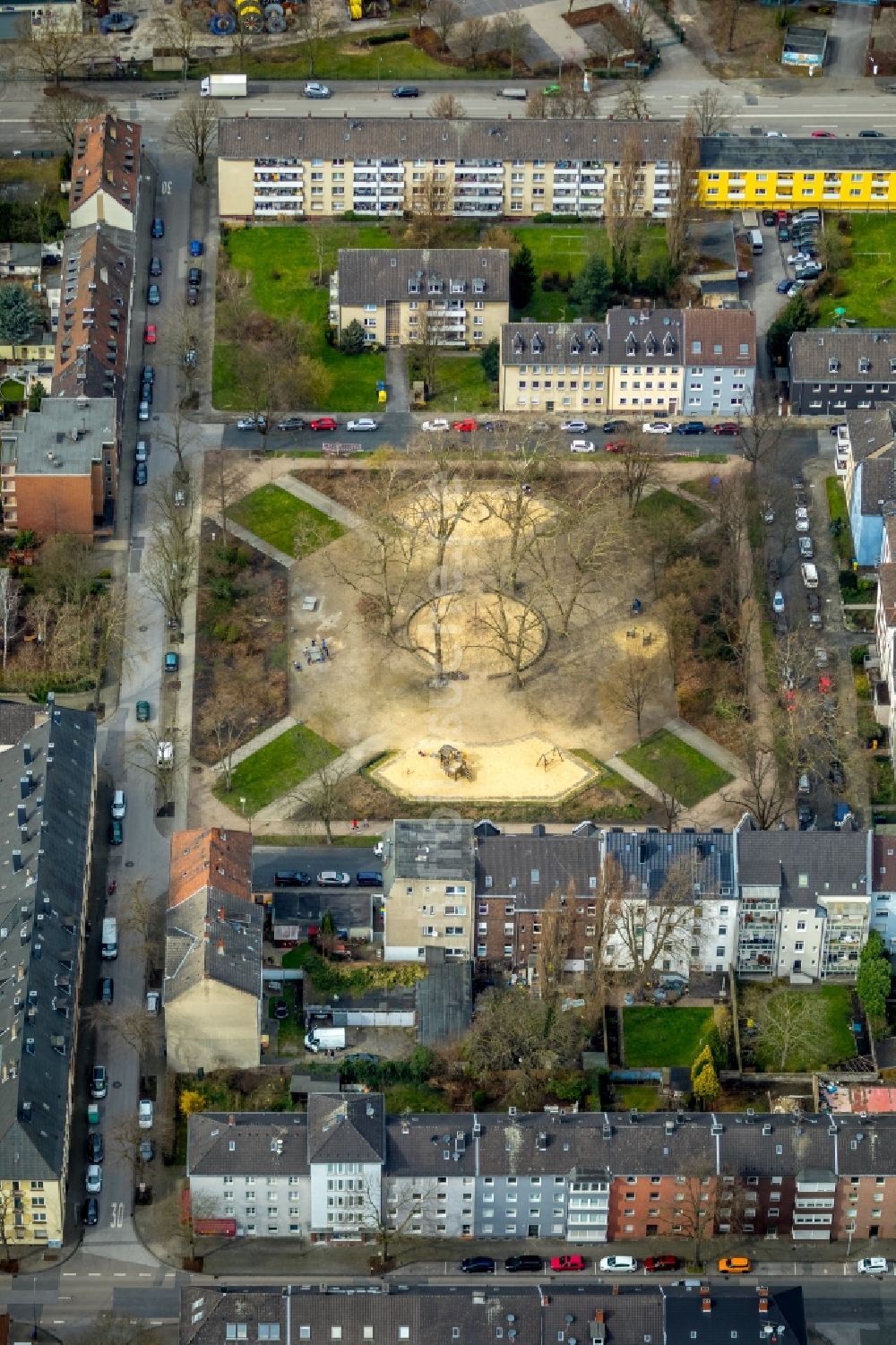 Luftbild Gelsenkirchen - Platz- Ensemble Möntingplatz in Gelsenkirchen im Bundesland Nordrhein-Westfalen, Deutschland