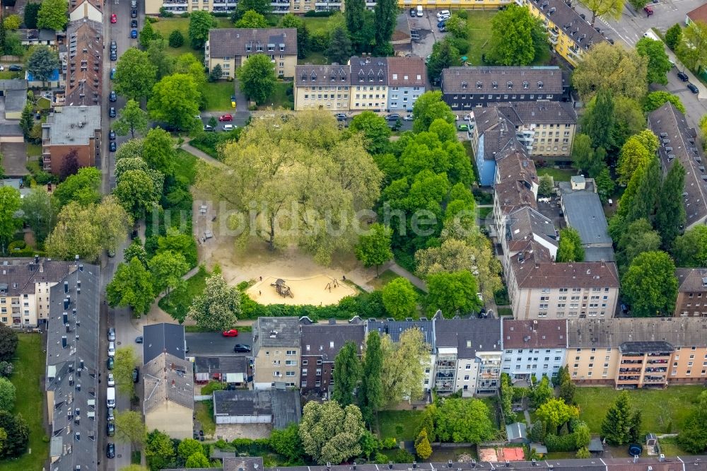 Gelsenkirchen aus der Vogelperspektive: Platz- Ensemble Möntingplatz in Gelsenkirchen im Bundesland Nordrhein-Westfalen, Deutschland