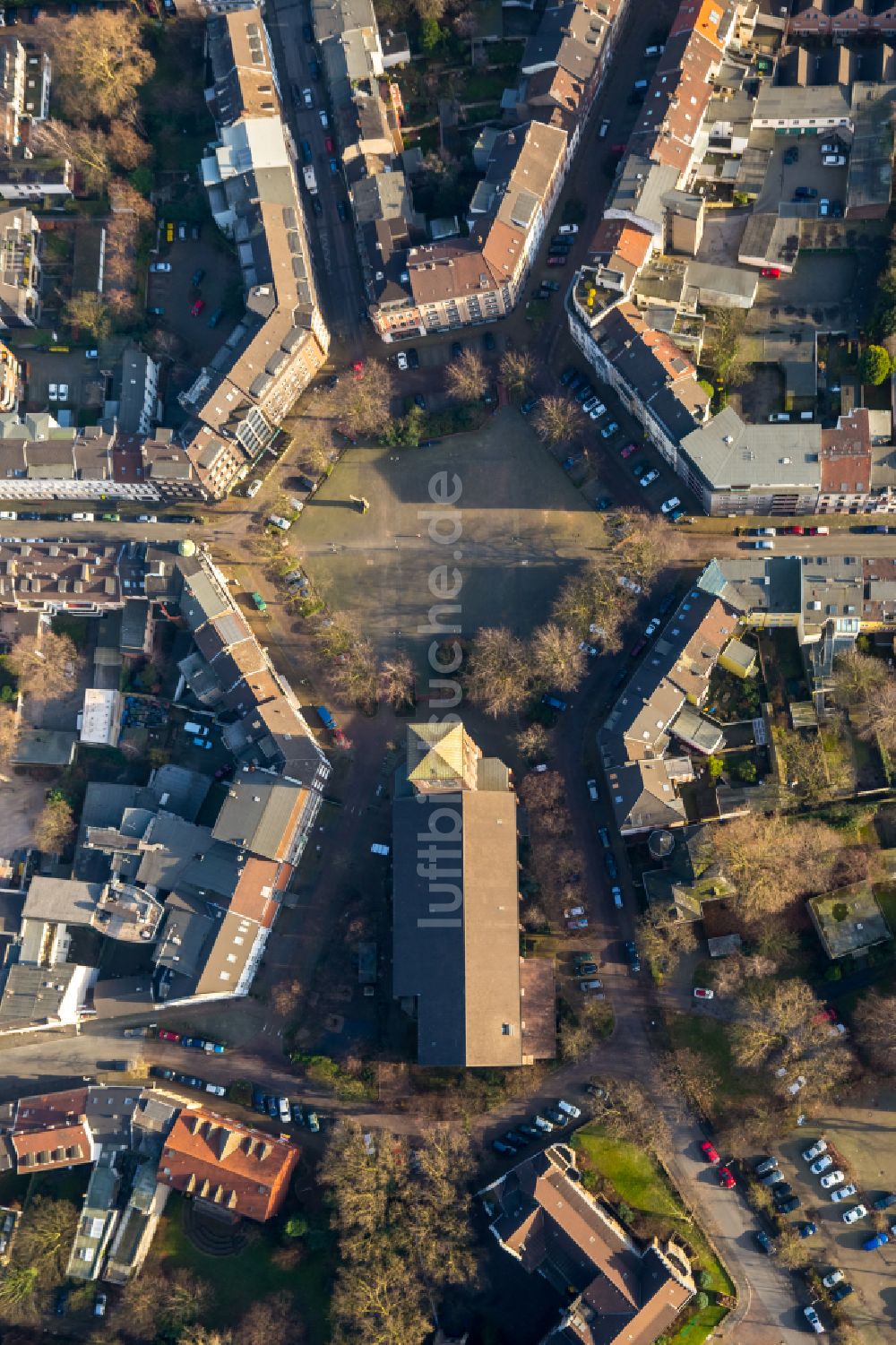 Duisburg aus der Vogelperspektive: Platz- Ensemble im Ortsteil Dellviertel in Duisburg im Bundesland Nordrhein-Westfalen, Deutschland