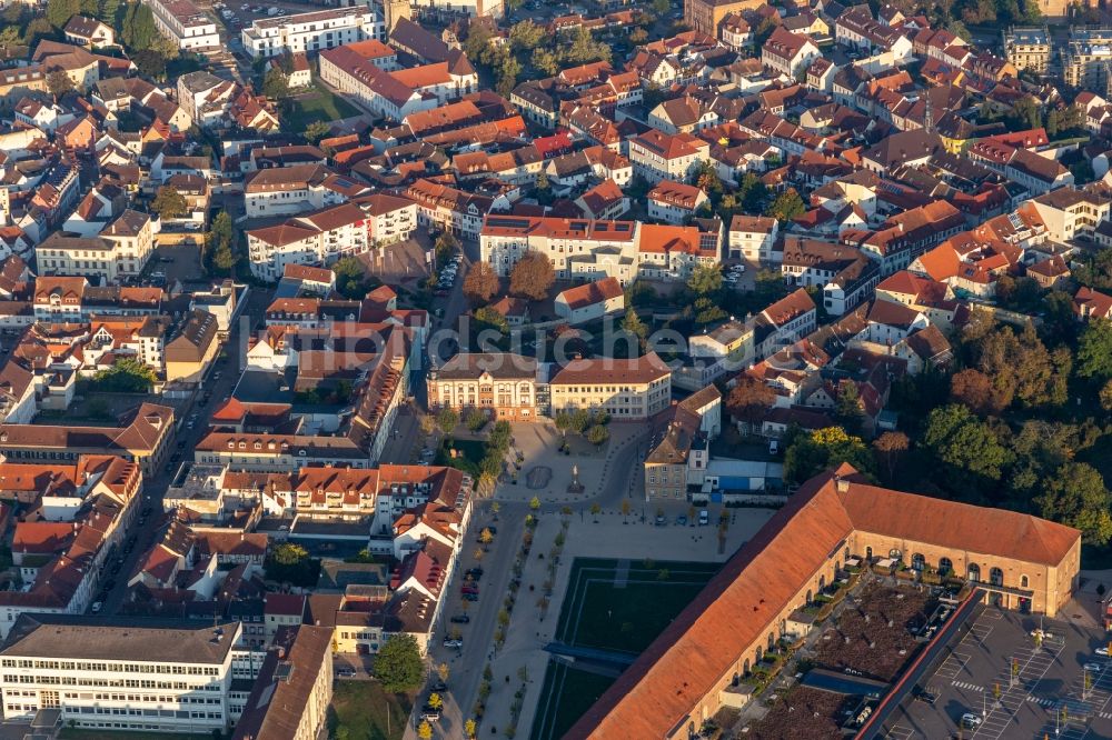 Germersheim von oben - Platz- Ensemble des Paradeplatz und Luitpoldplatz mit Kreisverwaltung Germersheim, Landkreis Germersheim, WIFÖ im Innenstadt- Zentrum in Germersheim im Bundesland Rheinland-Pfalz, Deutschland