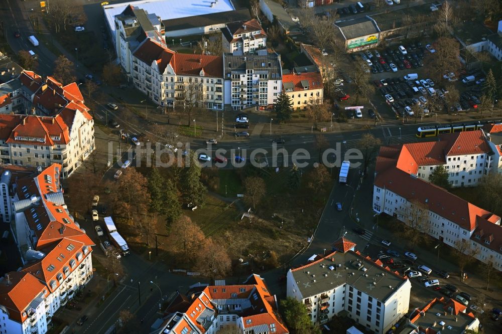 Berlin aus der Vogelperspektive: Platz- Ensemble Pastor-Niemöller-Platz im Ortsteil Niederschönhausen in Berlin, Deutschland