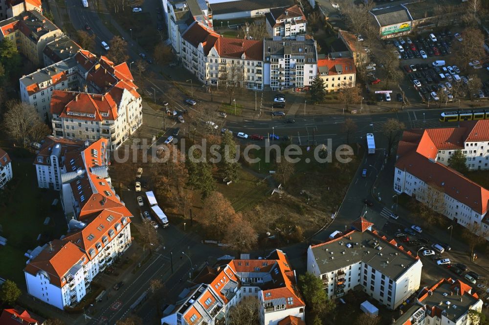 Luftbild Berlin - Platz- Ensemble Pastor-Niemöller-Platz im Ortsteil Niederschönhausen in Berlin, Deutschland