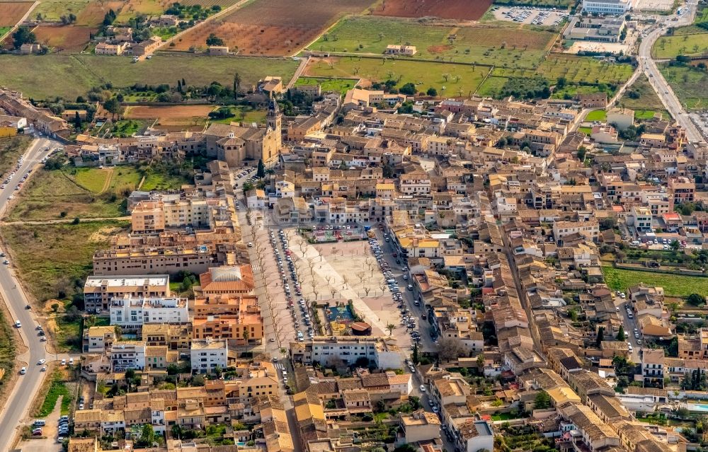 Santa Maria del Cami von oben - Platz- Ensemble Plaça Nova in Santa Maria del Cami in Balearische Insel Mallorca, Spanien