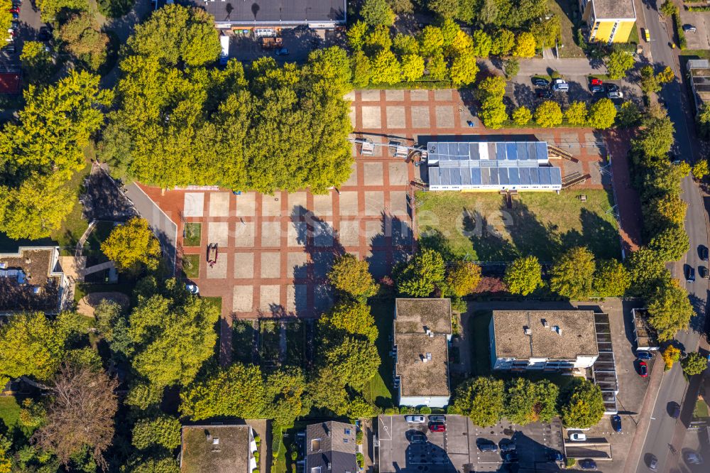 Holzwickede von oben - Platz- Ensemble Platz von Louviers in Holzwickede im Bundesland Nordrhein-Westfalen, Deutschland