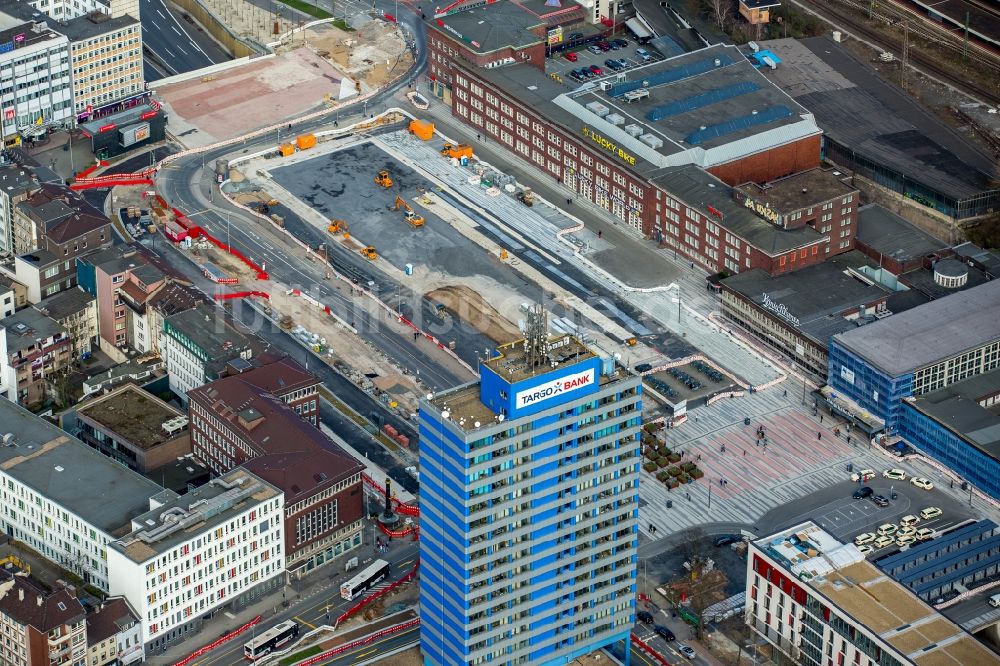 Duisburg aus der Vogelperspektive: Platz- Ensemble Portsmouthplatz am Duisburger Hauptbahnhof im Innenstadt- Zentrum im Ortsteil Duisburg Mitte in Duisburg im Bundesland Nordrhein-Westfalen