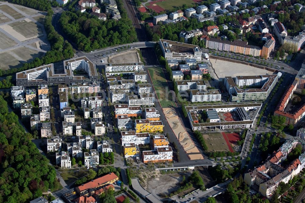 München von oben - Platz- Ensemble Quartiersplatz Theresienhöhe im Stadtteil Schwantalerhöhe in München im Bundesland Bayern, Deutschland