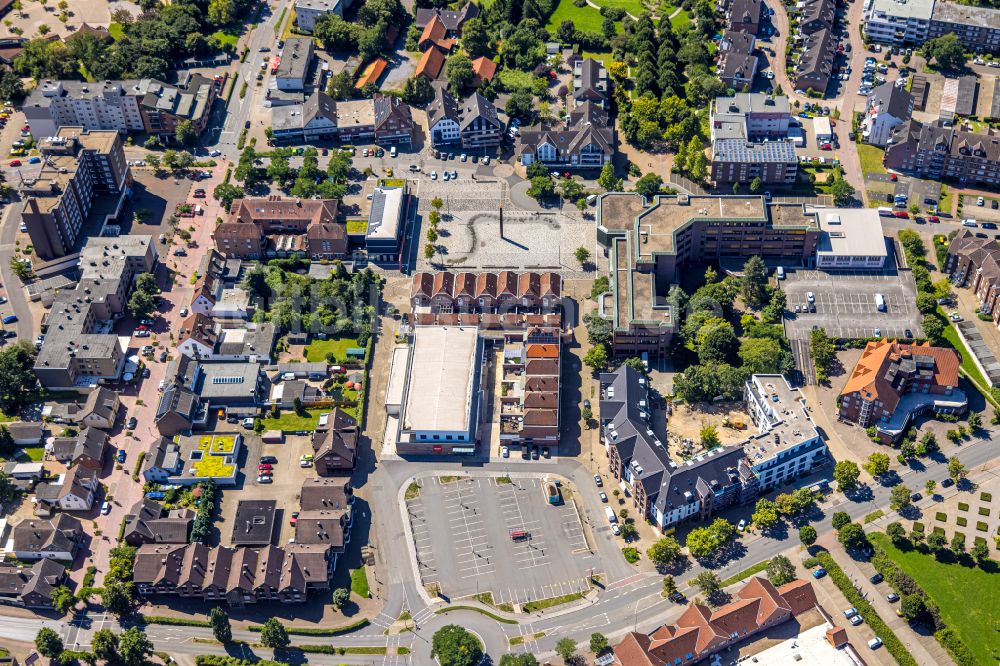 Voerde (Niederrhein) von oben - Platz- Ensemble Rathausplatz in Voerde (Niederrhein) im Bundesland Nordrhein-Westfalen, Deutschland