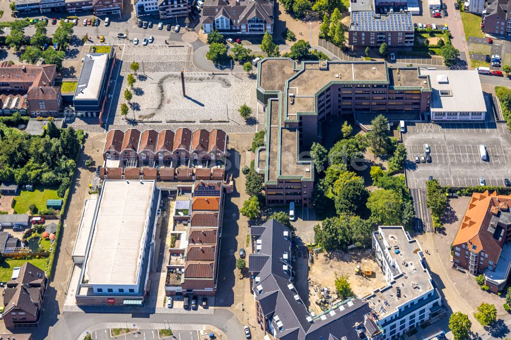 Voerde (Niederrhein) aus der Vogelperspektive: Platz- Ensemble Rathausplatz in Voerde (Niederrhein) im Bundesland Nordrhein-Westfalen, Deutschland