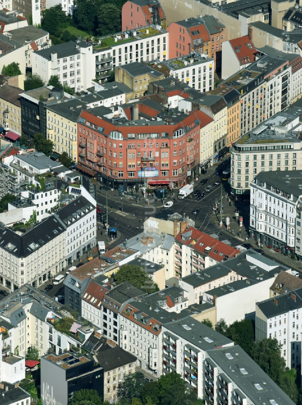 Luftaufnahme Berlin - Platz- Ensemble Rosenthaler Platz im Innenstadt- Zentrum im Ortsteil Mitte in Berlin, Deutschland