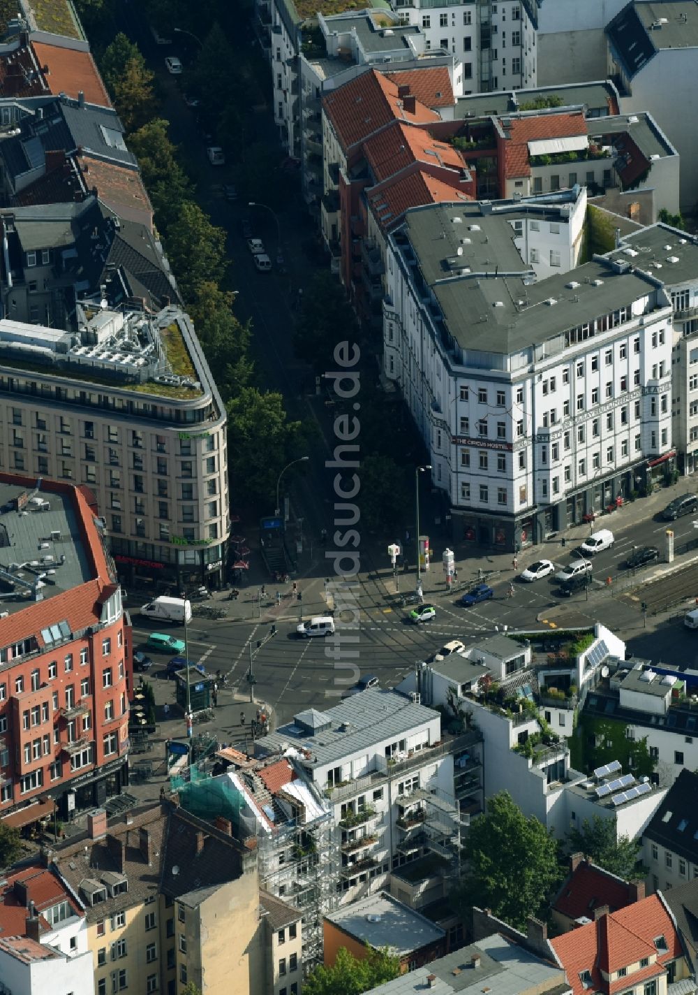 Berlin aus der Vogelperspektive: Platz- Ensemble Rosenthaler Platz im Innenstadt- Zentrum im Ortsteil Mitte in Berlin, Deutschland