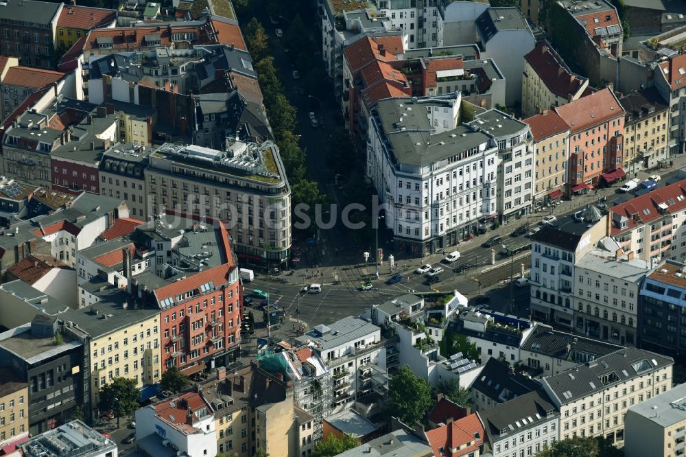 Luftaufnahme Berlin - Platz- Ensemble Rosenthaler Platz im Innenstadt- Zentrum im Ortsteil Mitte in Berlin, Deutschland