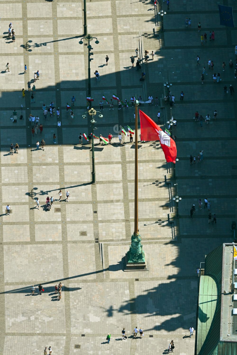 Luftaufnahme Hamburg - Platz- Ensemble mit roter Stadtwappen- Fahne der Hansestadt in Hamburg, Deutschland