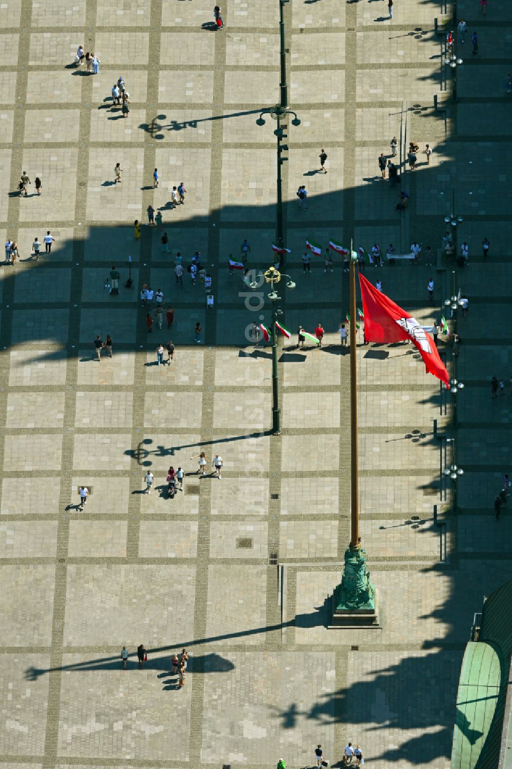 Hamburg von oben - Platz- Ensemble mit roter Stadtwappen- Fahne der Hansestadt in Hamburg, Deutschland