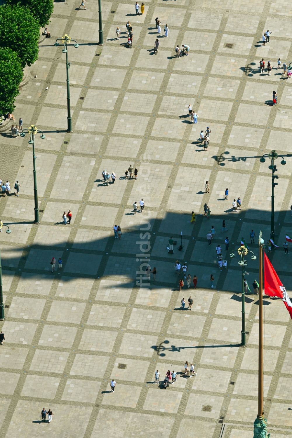 Hamburg aus der Vogelperspektive: Platz- Ensemble mit roter Stadtwappen- Fahne der Hansestadt in Hamburg, Deutschland