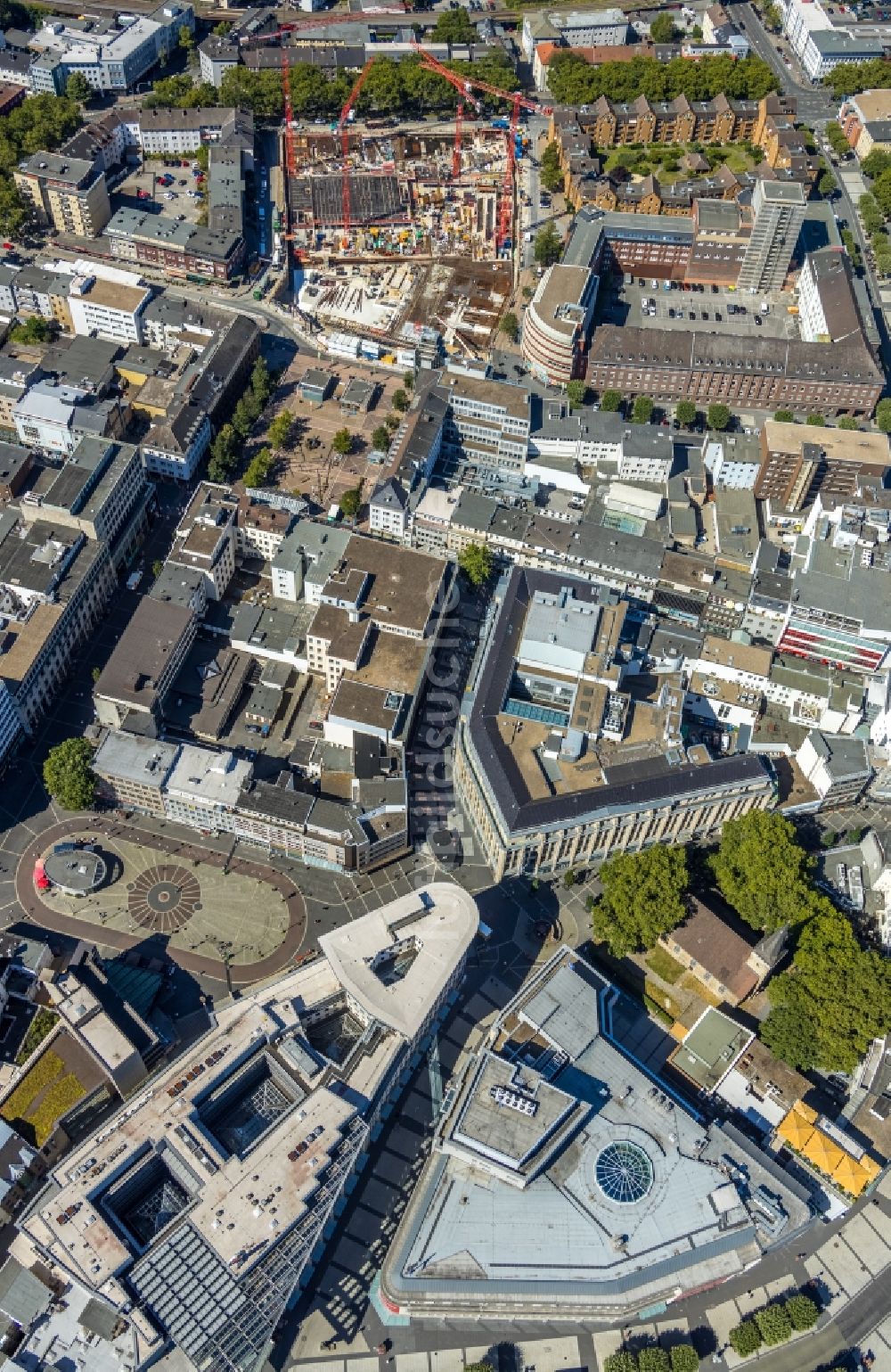 Luftaufnahme Bochum - Platz- Ensemble des Dr.-Ruer-Platz mit Einkaufszentrum- Ensemble und Wohn- und Geschäftshaus- Viertel in Bochum im Bundesland Nordrhein-Westfalen, Deutschland