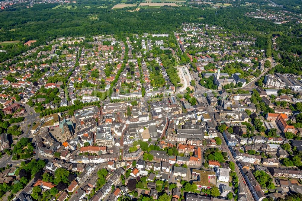 Gelsenkirchen von oben - Platz- Ensemble Sankt - Urbanus - Kirchplatz im Ortsteil Buer in Gelsenkirchen im Bundesland Nordrhein-Westfalen, Deutschland