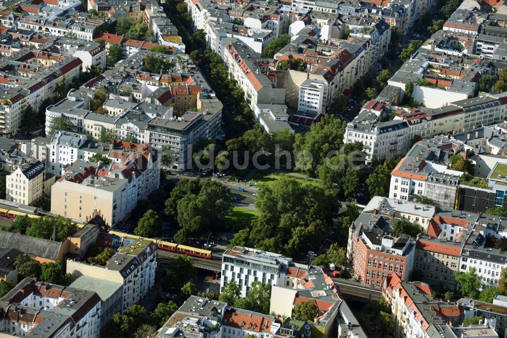 Luftbild Berlin - Platz- Ensemble Savignyplatz - Kantstraße im Innenstadt- Zentrum im Ortsteil Charlottenburg-Wilmersdorf in Berlin, Deutschland