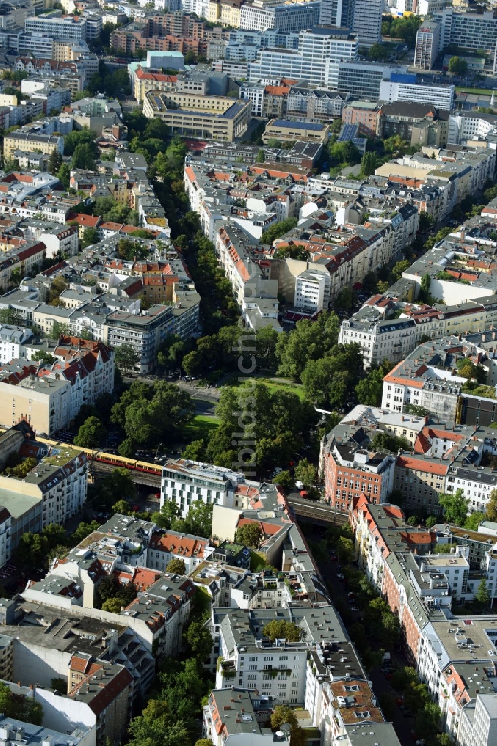 Luftaufnahme Berlin - Platz- Ensemble Savignyplatz - Kantstraße im Innenstadt- Zentrum im Ortsteil Charlottenburg-Wilmersdorf in Berlin, Deutschland