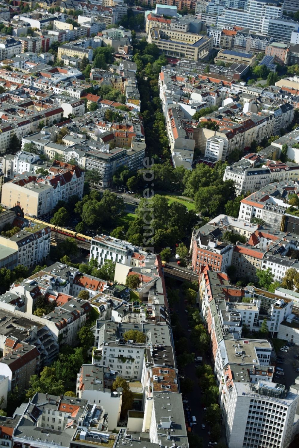 Berlin von oben - Platz- Ensemble Savignyplatz - Kantstraße im Innenstadt- Zentrum im Ortsteil Charlottenburg-Wilmersdorf in Berlin, Deutschland