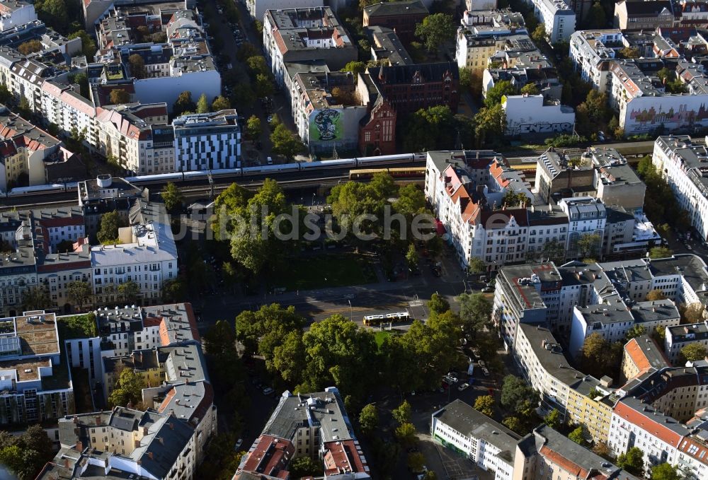 Luftaufnahme Berlin - Platz- Ensemble Savignyplatz im Ortsteil Charlottenburg in Berlin, Deutschland