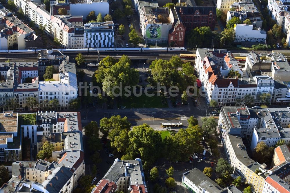 Berlin von oben - Platz- Ensemble Savignyplatz im Ortsteil Charlottenburg in Berlin, Deutschland