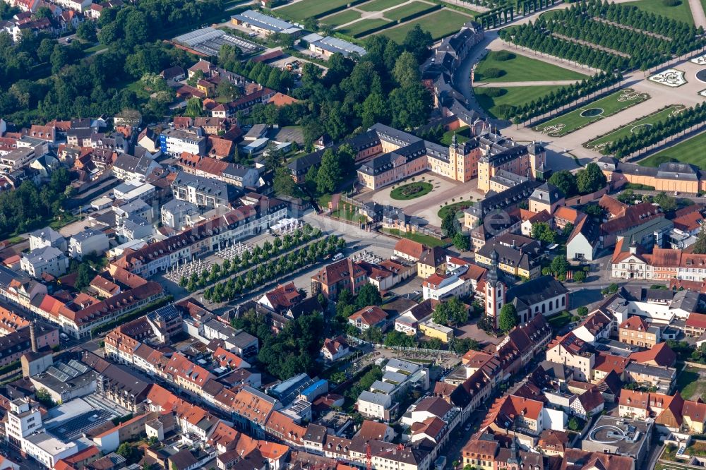 Luftaufnahme Schwetzingen - Platz- Ensemble des Schloßplatz mit Straßencaffés und Alleebäumen in Schwetzingen im Bundesland Baden-Württemberg, Deutschland