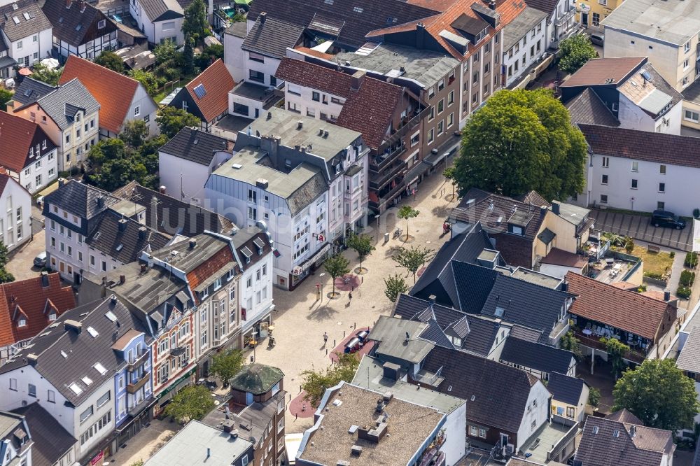 Menden (Sauerland) von oben - Platz- Ensemble an der Straßenkreuzung von Hauptstraße - Hochstraße - Färbergasse - Brandstraße in Menden (Sauerland) im Bundesland Nordrhein-Westfalen, Deutschland