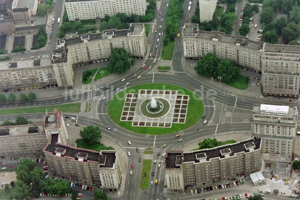 Berlin aus der Vogelperspektive: Platz- Ensemble Strausberger Platz im Ortsteil Friedrichshain in Berlin, Deutschland