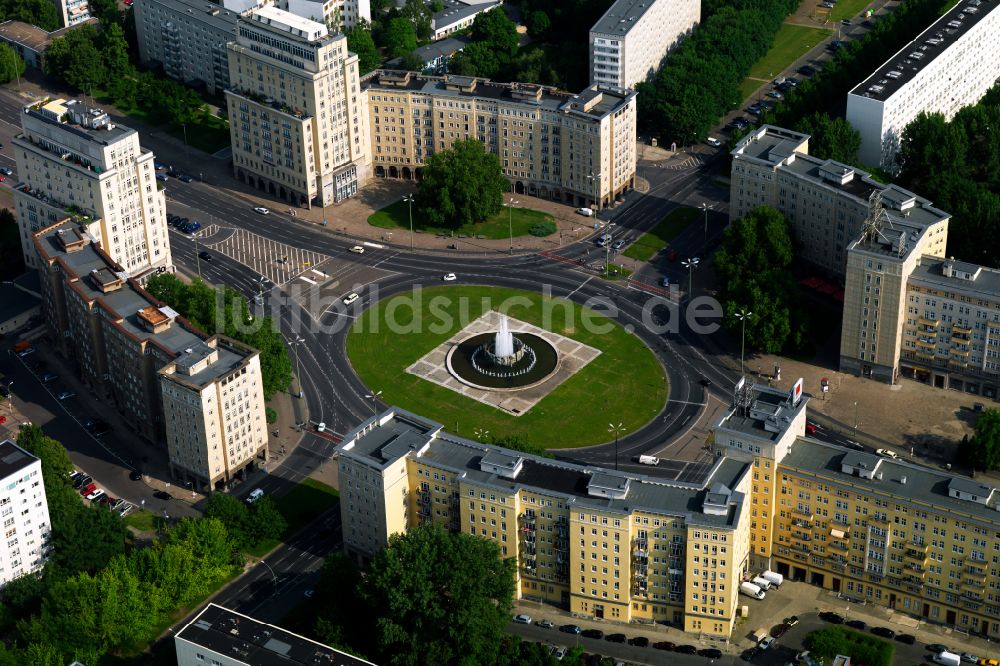 Luftaufnahme Berlin - Platz- Ensemble Strausberger Platz im Ortsteil Friedrichshain in Berlin, Deutschland