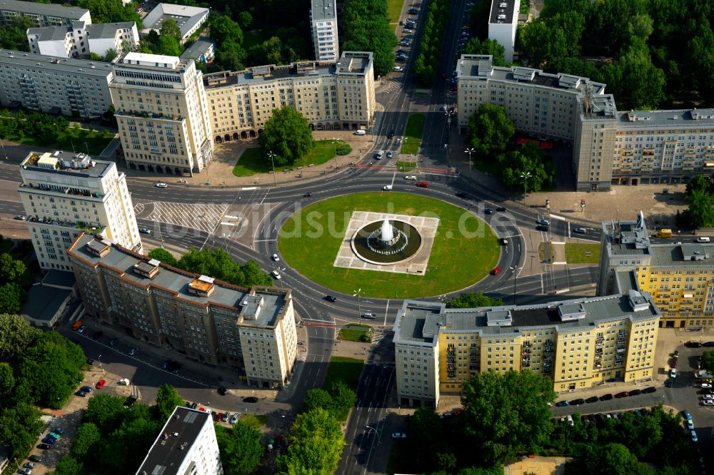 Berlin von oben - Platz- Ensemble Strausberger Platz im Ortsteil Friedrichshain in Berlin, Deutschland