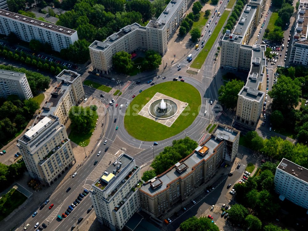 Luftbild Berlin - Platz- Ensemble Strausberger Platz im Ortsteil Friedrichshain in Berlin, Deutschland