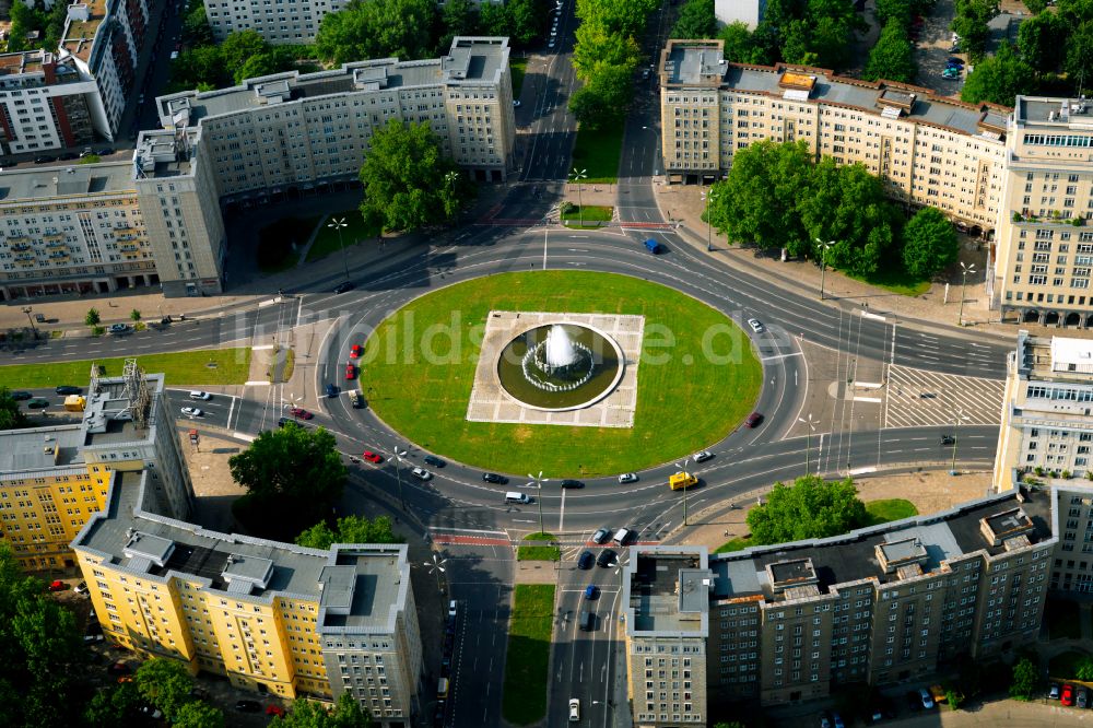 Berlin aus der Vogelperspektive: Platz- Ensemble Strausberger Platz im Ortsteil Friedrichshain in Berlin, Deutschland