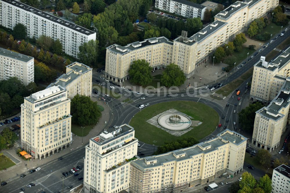 Luftaufnahme Berlin - Platz- Ensemble Strausberger Platz im Ortsteil Friedrichshain in Berlin, Deutschland