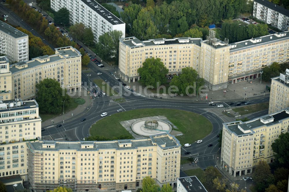 Berlin von oben - Platz- Ensemble Strausberger Platz im Ortsteil Friedrichshain in Berlin, Deutschland