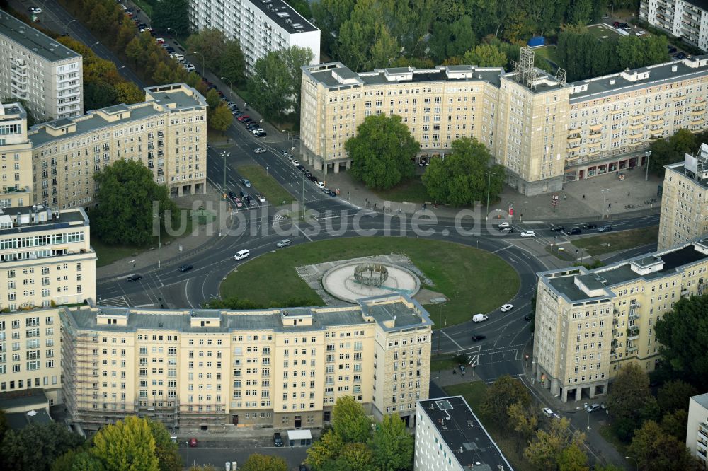 Berlin aus der Vogelperspektive: Platz- Ensemble Strausberger Platz im Ortsteil Friedrichshain in Berlin, Deutschland