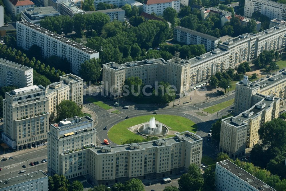 Luftaufnahme Berlin - Platz- Ensemble Strausberger Platz im Ortsteil Friedrichshain in Berlin, Deutschland