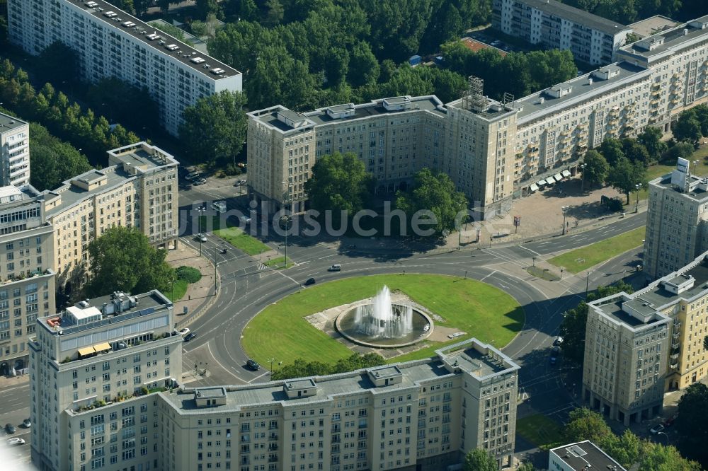 Berlin von oben - Platz- Ensemble Strausberger Platz im Ortsteil Friedrichshain in Berlin, Deutschland