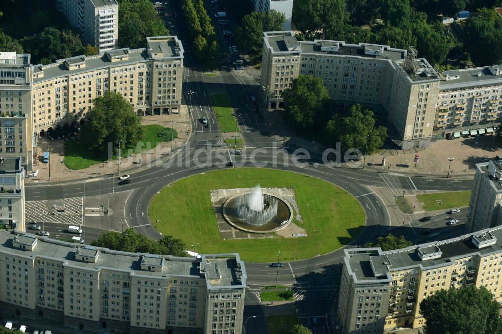 Berlin aus der Vogelperspektive: Platz- Ensemble Strausberger Platz im Ortsteil Friedrichshain in Berlin, Deutschland