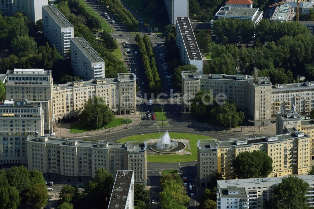 Berlin aus der Vogelperspektive: Platz- Ensemble Strausberger Platz im Ortsteil Friedrichshain in Berlin, Deutschland