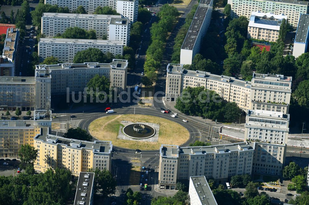 Luftbild Berlin - Platz- Ensemble Strausberger Platz im Ortsteil Friedrichshain in Berlin, Deutschland