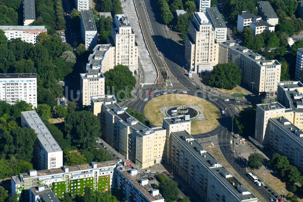 Luftbild Berlin - Platz- Ensemble Strausberger Platz im Ortsteil Friedrichshain in Berlin, Deutschland