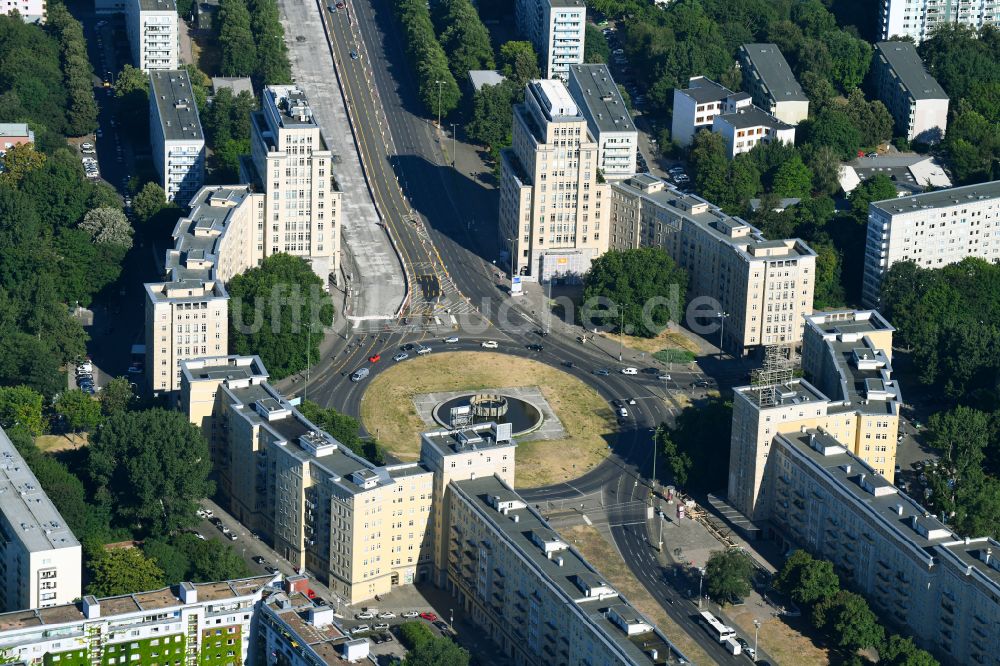 Berlin von oben - Platz- Ensemble Strausberger Platz im Ortsteil Friedrichshain in Berlin, Deutschland